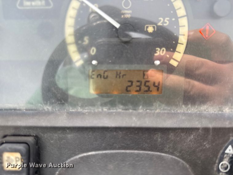 image for item EN0192 2015 John Deere 3038E MFWD tractor