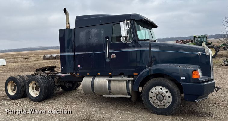 image for item EN0196 1993 White GMC semi truck