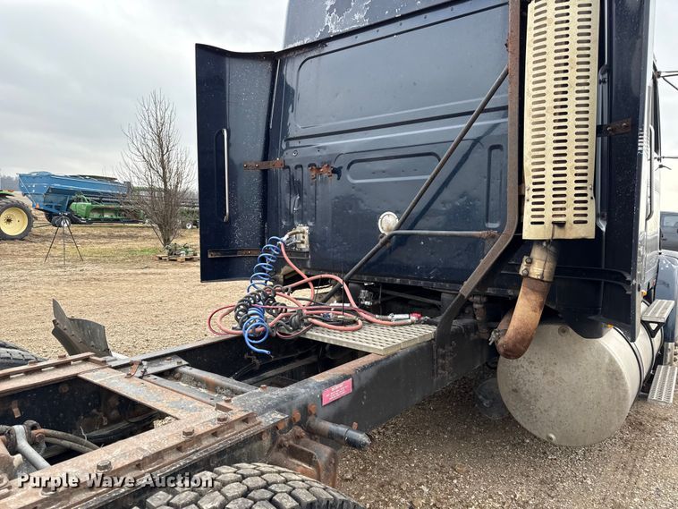 image for item EN0196 1993 White GMC semi truck