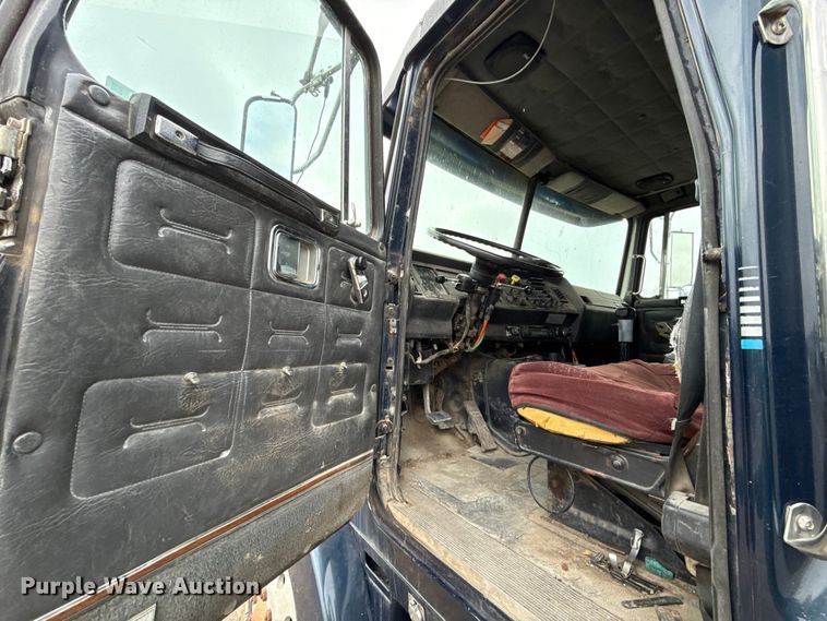 image for item EN0196 1993 White GMC semi truck