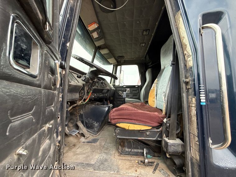 image for item EN0196 1993 White GMC semi truck