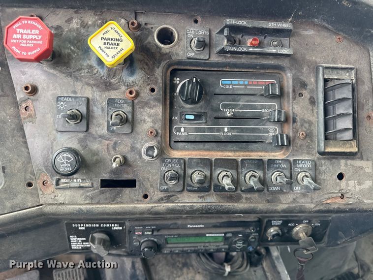 image for item EN0196 1993 White GMC semi truck