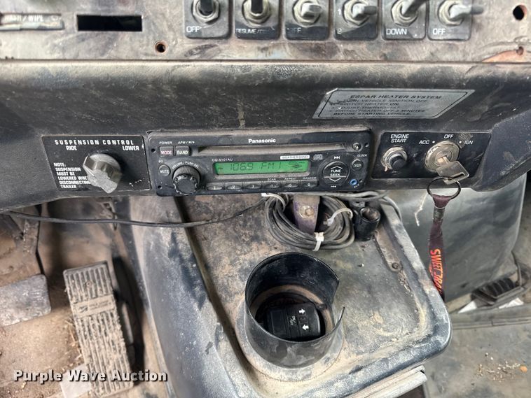 image for item EN0196 1993 White GMC semi truck