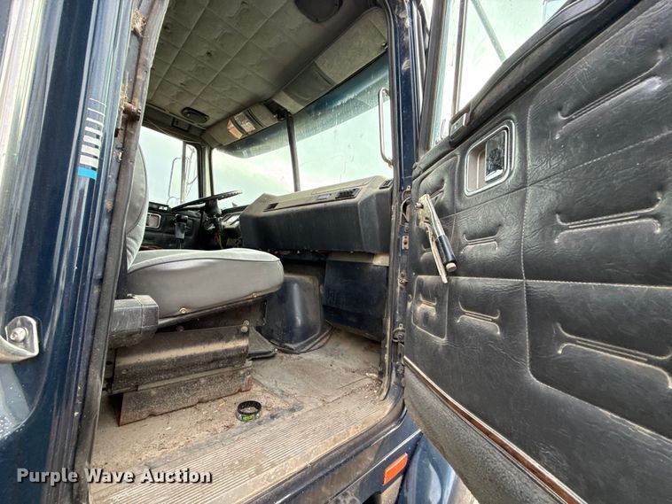 image for item EN0196 1993 White GMC semi truck