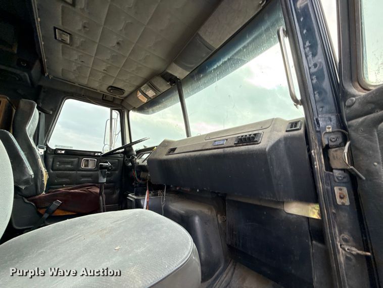 image for item EN0196 1993 White GMC semi truck