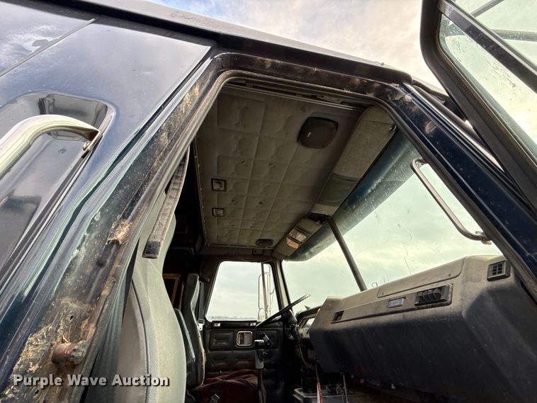 image for item EN0196 1993 White GMC semi truck