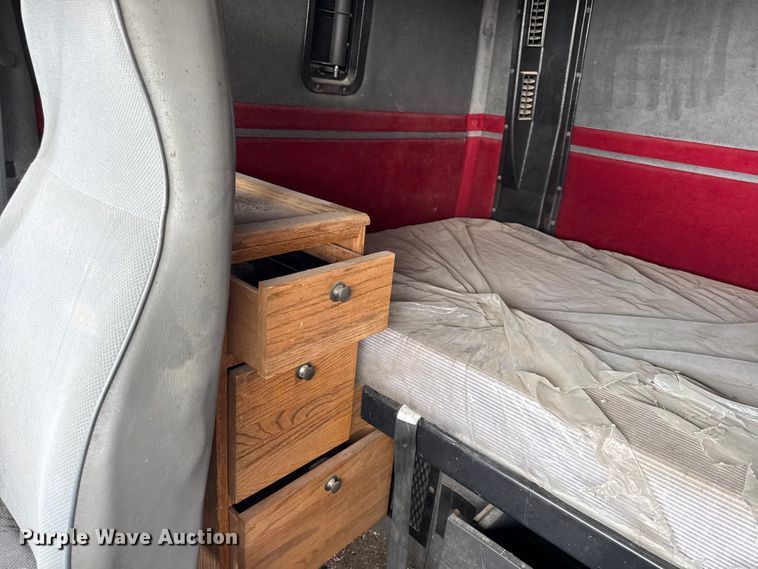 image for item EN0196 1993 White GMC semi truck