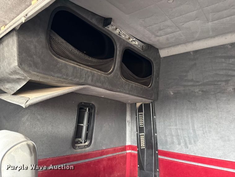 image for item EN0196 1993 White GMC semi truck