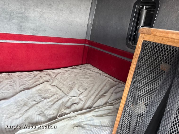 image for item EN0196 1993 White GMC semi truck