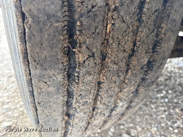 image for item EN0196 1993 White GMC semi truck