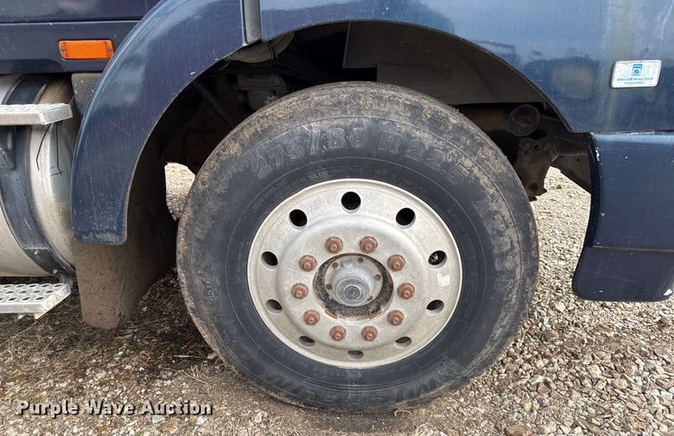 image for item EN0196 1993 White GMC semi truck