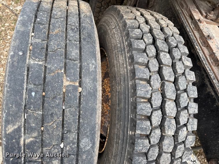 image for item EN0196 1993 White GMC semi truck