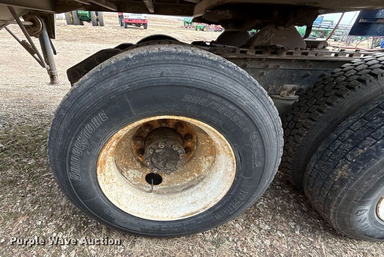 image for item EN0196 1993 White GMC semi truck