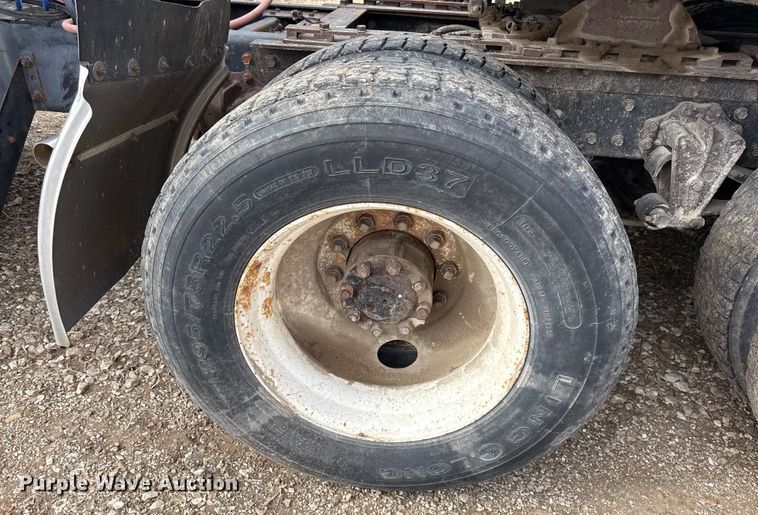 image for item EN0196 1993 White GMC semi truck