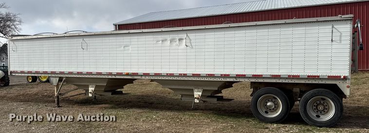 image for item EN0198 1993 Wilson Pacesetter grain trailer