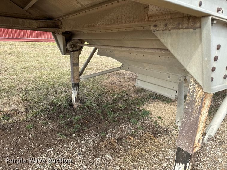image for item EN0198 1993 Wilson Pacesetter grain trailer