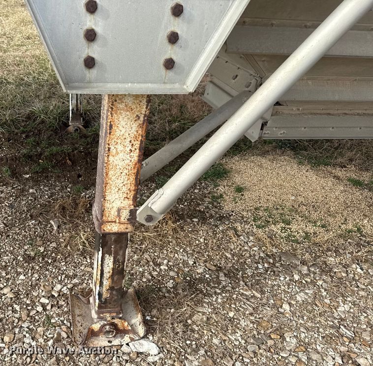 image for item EN0198 1993 Wilson Pacesetter grain trailer