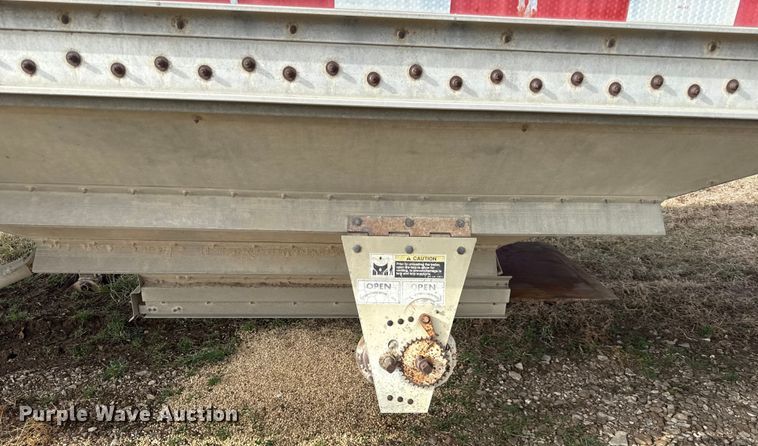 image for item EN0198 1993 Wilson Pacesetter grain trailer