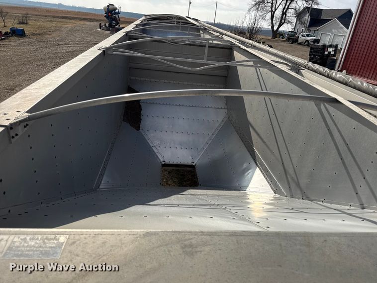 image for item EN0198 1993 Wilson Pacesetter grain trailer