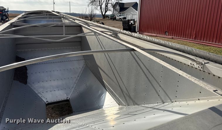 image for item EN0198 1993 Wilson Pacesetter grain trailer