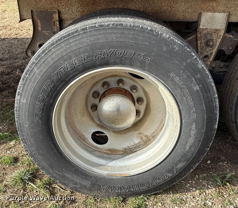 image for item EN0198 1993 Wilson Pacesetter grain trailer