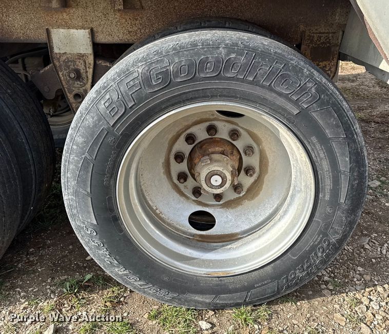 image for item EN0198 1993 Wilson Pacesetter grain trailer