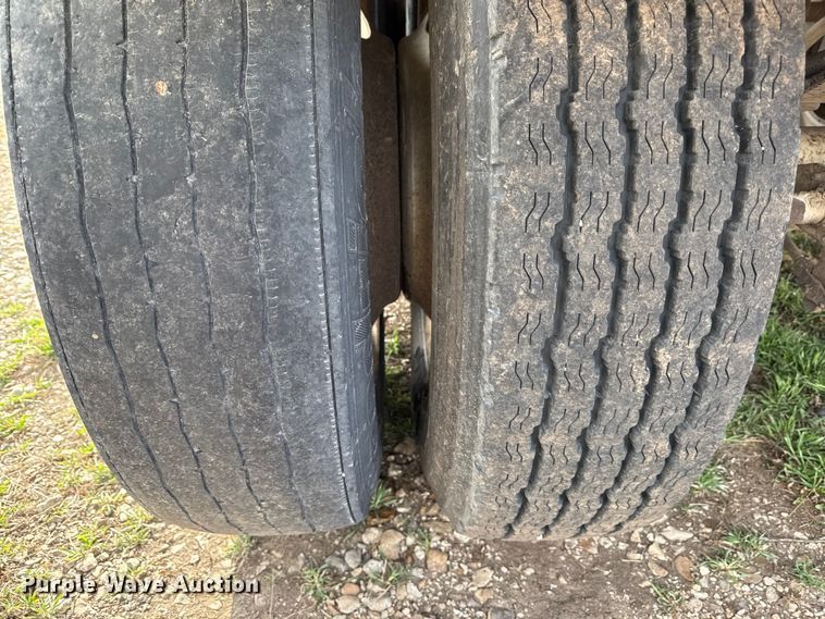 image for item EN0198 1993 Wilson Pacesetter grain trailer