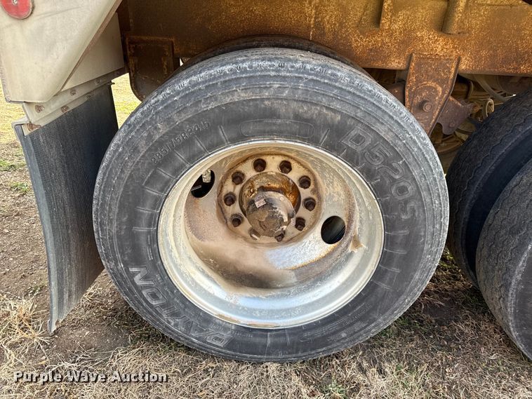 image for item EN0198 1993 Wilson Pacesetter grain trailer