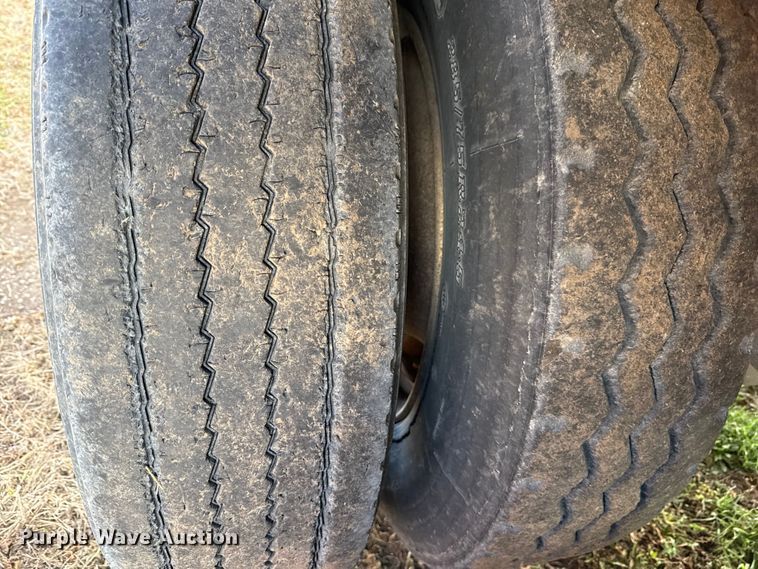 image for item EN0198 1993 Wilson Pacesetter grain trailer