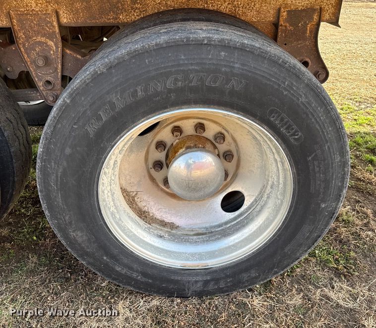 image for item EN0198 1993 Wilson Pacesetter grain trailer