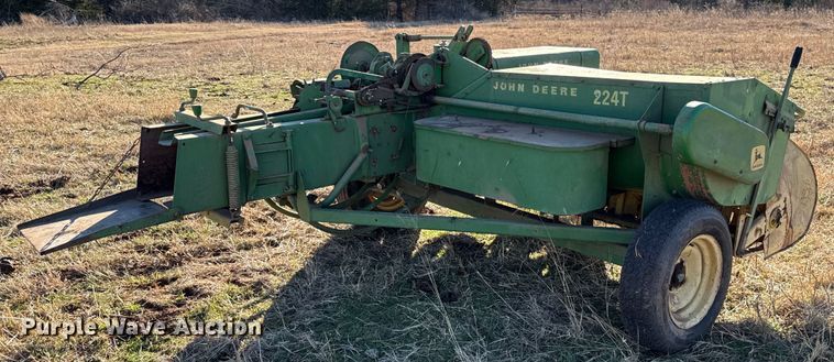image for item ES5665 John Deere 224T small square baler