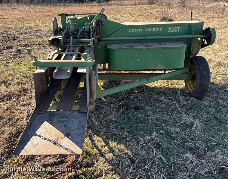 image for item ES5665 John Deere 224T small square baler