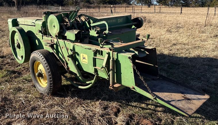 image for item ES5665 John Deere 224T small square baler