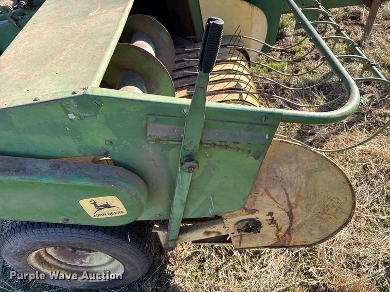 image for item ES5665 John Deere 224T small square baler