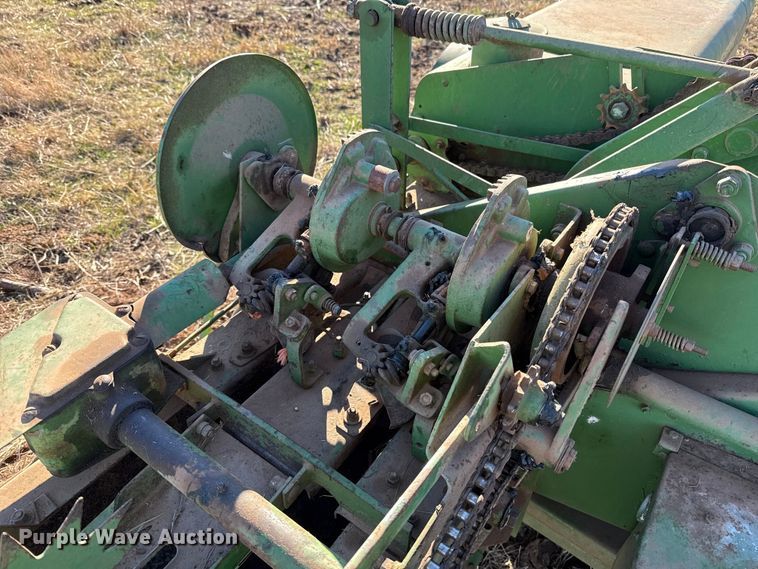 image for item ES5665 John Deere 224T small square baler
