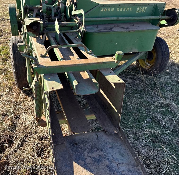 image for item ES5665 John Deere 224T small square baler
