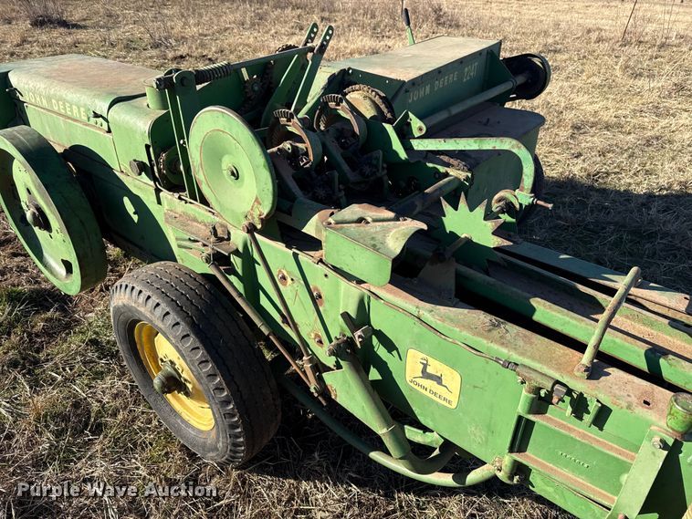 image for item ES5665 John Deere 224T small square baler
