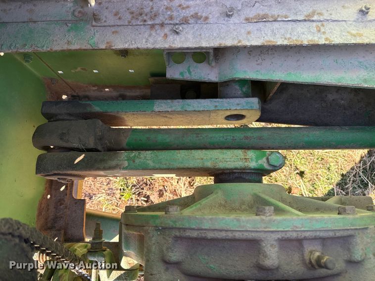 image for item ES5665 John Deere 224T small square baler