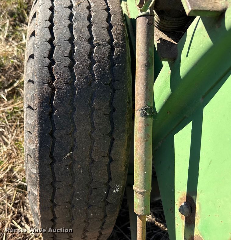 image for item ES5665 John Deere 224T small square baler