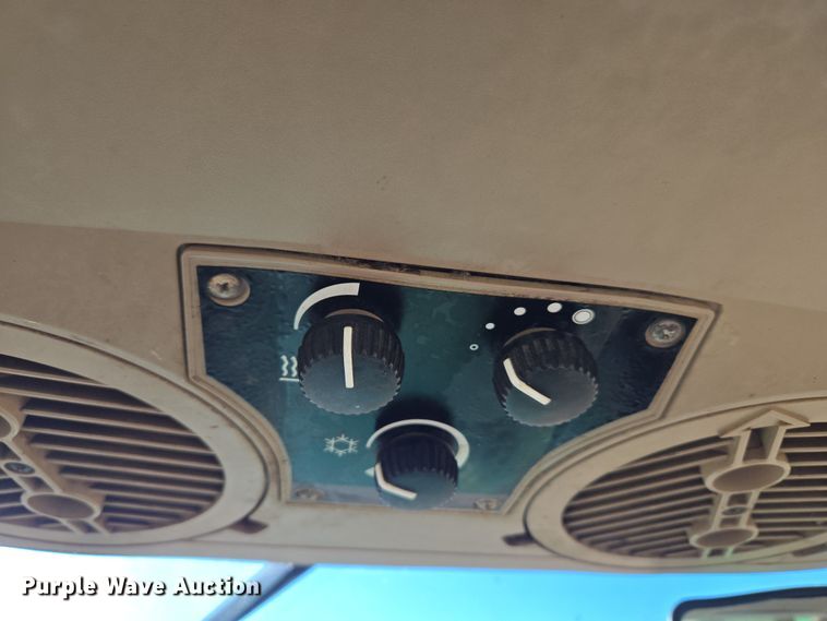 image for item ET1167 2001 John Deere 6405 tractor