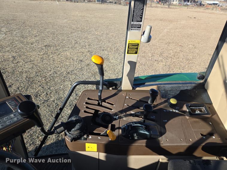 image for item ET1167 2001 John Deere 6405 tractor