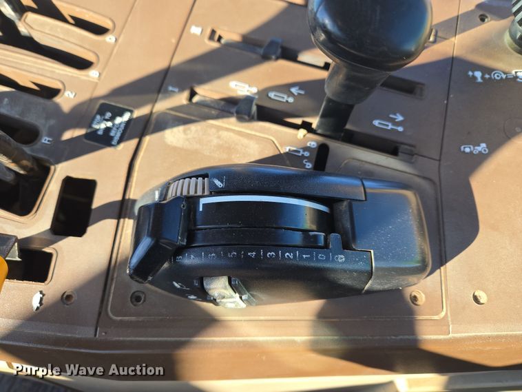 image for item ET1167 2001 John Deere 6405 tractor