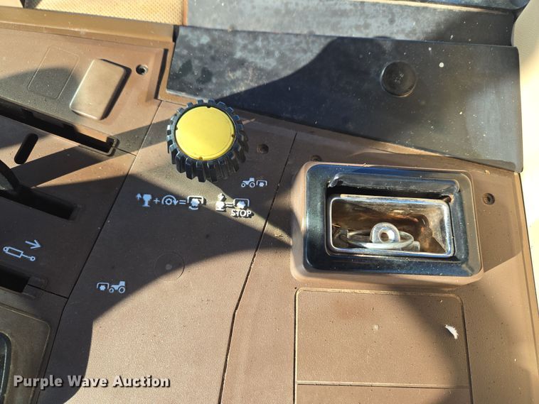 image for item ET1167 2001 John Deere 6405 tractor