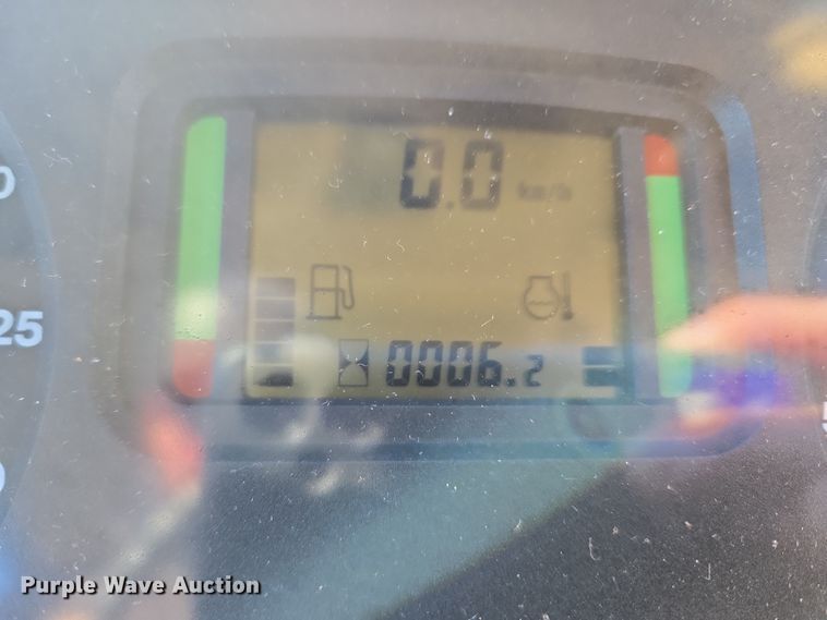 image for item ET1167 2001 John Deere 6405 tractor