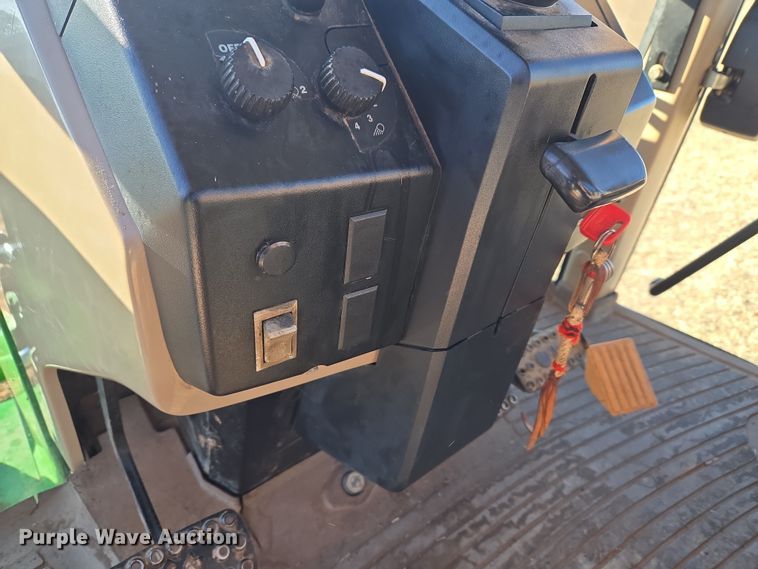 image for item ET1167 2001 John Deere 6405 tractor