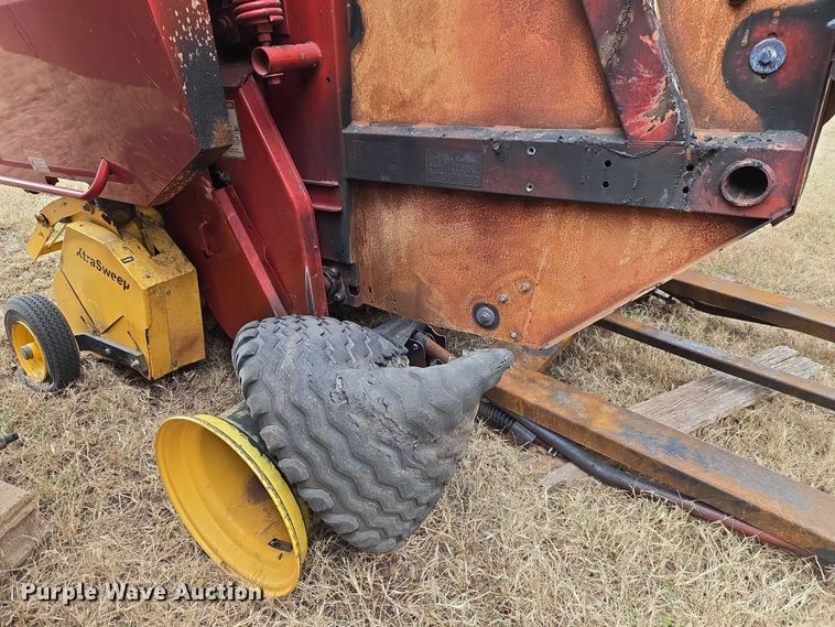 image for item ET1177 New Holland BR7090 round baler