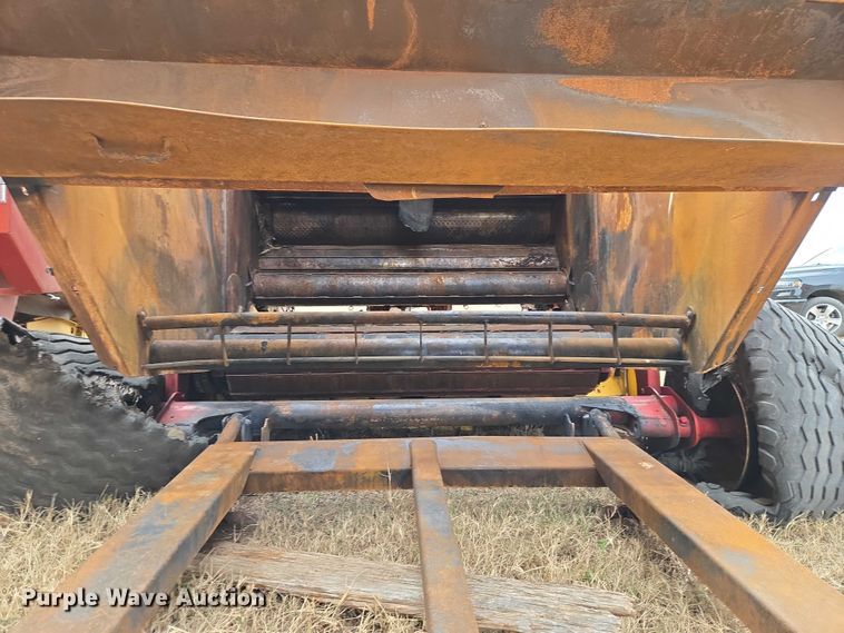 image for item ET1177 New Holland BR7090 round baler