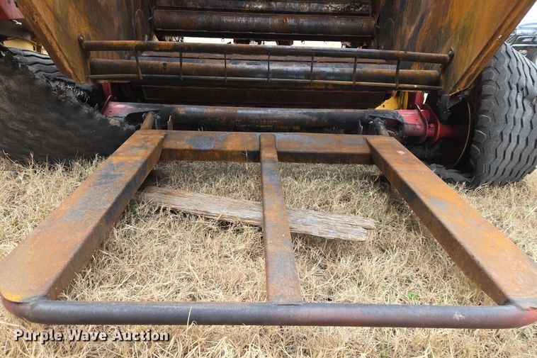 image for item ET1177 New Holland BR7090 round baler