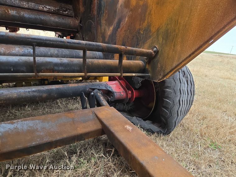 image for item ET1177 New Holland BR7090 round baler