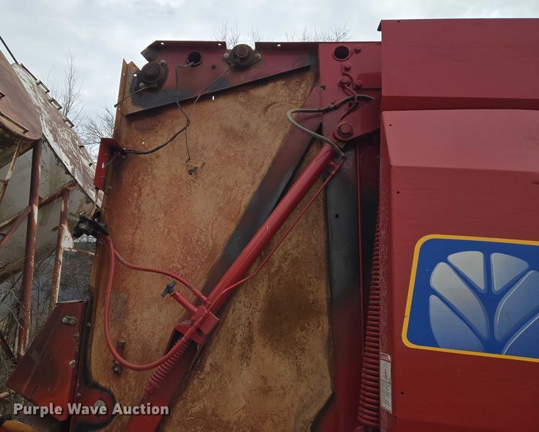 image for item ET1177 New Holland BR7090 round baler